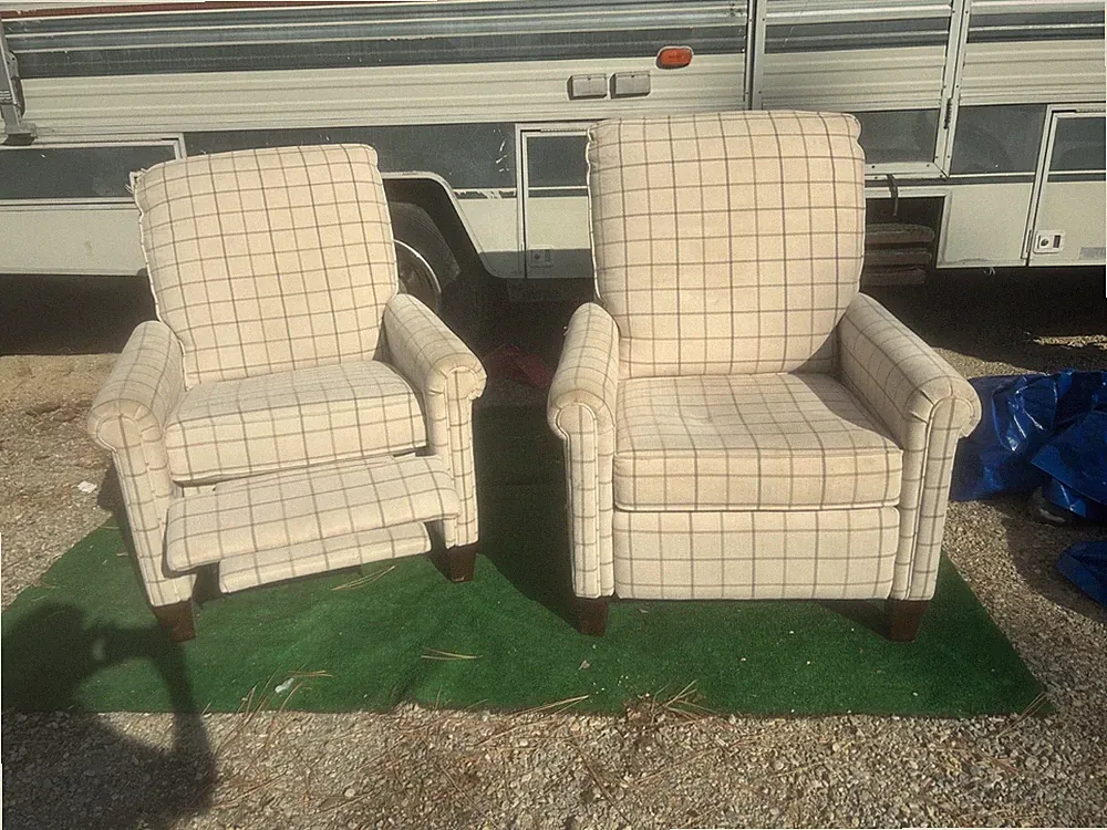 Bassett genuine Recliner arm chair super comfy hardly been used
